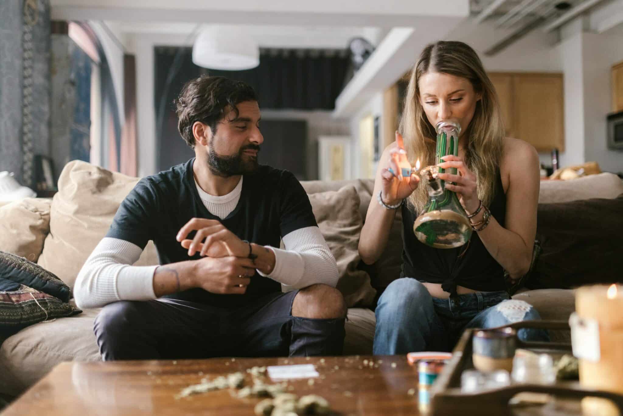 What is Bong and How Bong is Beneficial for Smoking Weed?